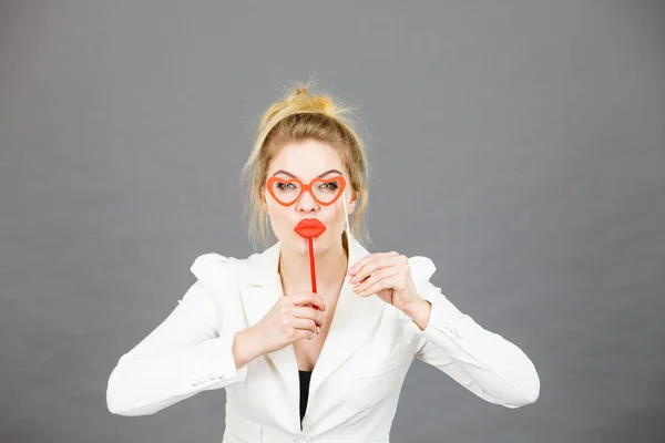 Felice Donna Elegante Che Tiene Accessori Carnevale Bastone Divertirsi Lavoro — Foto Stock