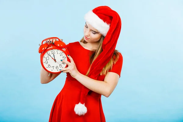クリスマス 季節の服 クリスマスの時間の概念 大きな赤い時計を持っているサンタクロースのヘルパーの衣装を身に着けている女性 お祝いを待っています — ストック写真