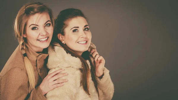 两个女人 身穿浅褐色外套和毛茸茸的夹克 冬季时尚概念 — 图库照片