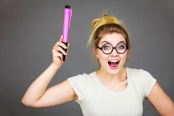 Feliz Estudiante Sonriente Buscando Mujer Con Anteojos Sosteniendo Gran Lápiz —  Fotos de Stock