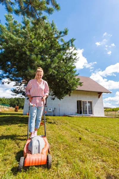 Gartenarbeit Gartenpflege Landwirtschaftliches Konzept Frau Mäht Bei Sonnigem Tag Grünen — Stockfoto