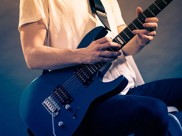 Gros Plan Homme Jouant Guitare Électrique Pendant Concert Studio Musique — Photo