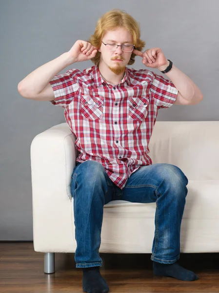 Een Man Die Geïrriteerd Door Lawaai Met Vingers Zijn Oren — Stockfoto