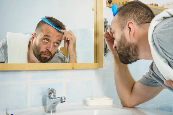 Homem Adulto Frente Espelho Banheiro Escovando Seu Cabelo Curto Usando — Fotografia de Stock