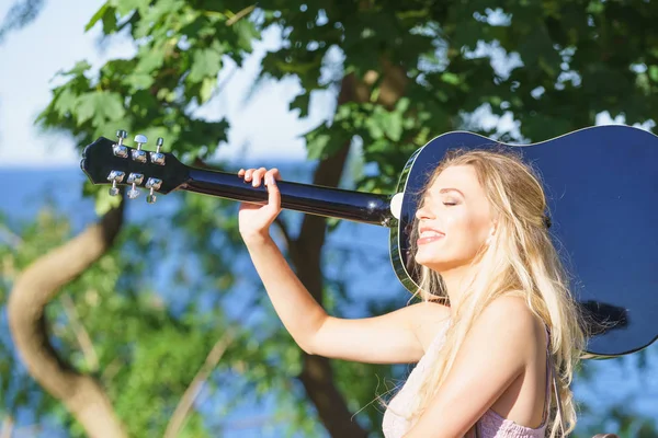 Hippie Olhando Jovem Mulher Adulta Vestindo Roupa Cigana Ter Guitarra — Fotografia de Stock