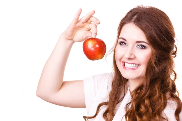 Žena Držící Červené Jablečné Ovoce Těsně Obličeje Usmívající Izolovaná Bílém — Stock fotografie