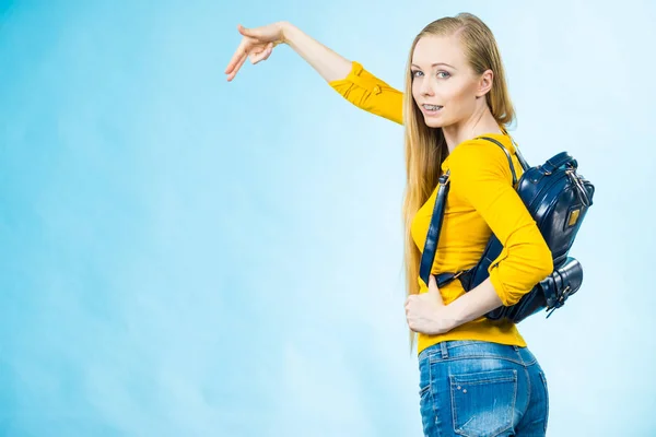 Szczęśliwa Młoda Blond Nastolatka Idzie Szkoły Lub College Plecaku Wskazując — Zdjęcie stockowe