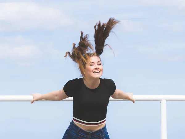 Gelukkig Vreugdevolle Lachende Vrouw Haar Vrije Tijd Buiten Genieten Van — Stockfoto