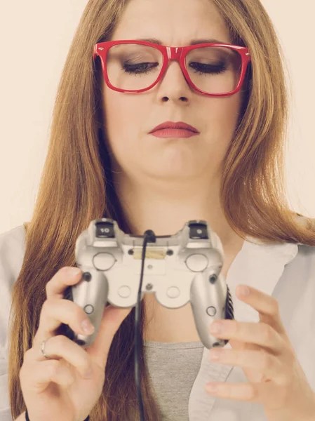 Jovem Mulher Tentando Descobrir Consola Vídeo Joystick Pad Jogos Compreensão — Fotografia de Stock