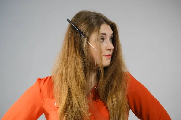 面白い10代の女性が絡み合った髪に問題がある ヘアケアの問題概念 — ストック写真