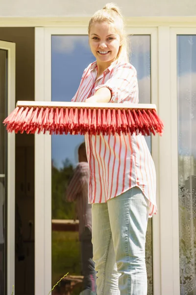 Mujer Adulta Joven Usando Escoba Grande Para Limpiar Patio Trasero — Foto de Stock