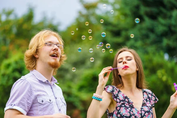 Concepto Felicidad Despreocupación Mujer Joven Hombre Que Divierten Soplando Burbujas —  Fotos de Stock