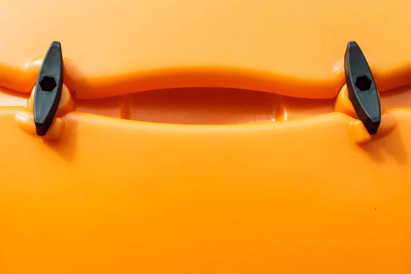 Nahaufnahme Eines Orangefarbenen Kunststoffkastenteils Mit Befestigungsschrauben — Stockfoto