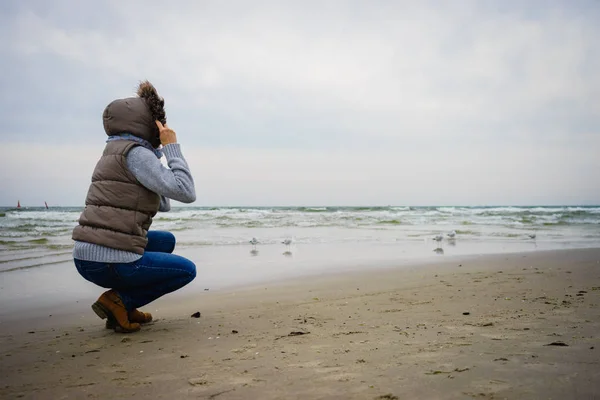 Entspannung Und Muße Frau Geht Strand Spazieren Touristinnen Entspannen Sich — Stockfoto