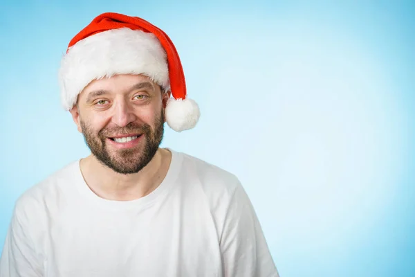 サンタクラスの帽子の肖像画を着てひげを生やした男 クリスマスの時間 — ストック写真
