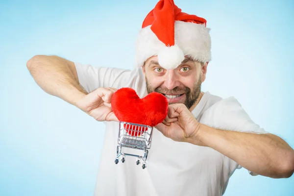 Mann Mit Weihnachtsmann Mütze Mit Einkaufskorb Und Rotem Herz Auf — Stockfoto