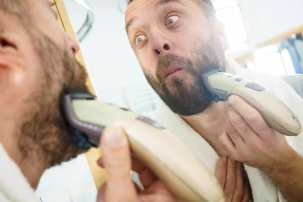 Hombre Barbudo Mirándose Mismo Espejo Recortado Afeitándose Barba Usando Una —  Fotos de Stock