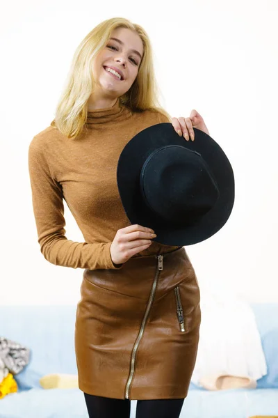 Wanita Cantik Cantik Mengenakan Jas Coklat Dan Topi Matahari Hitam — Stok Foto