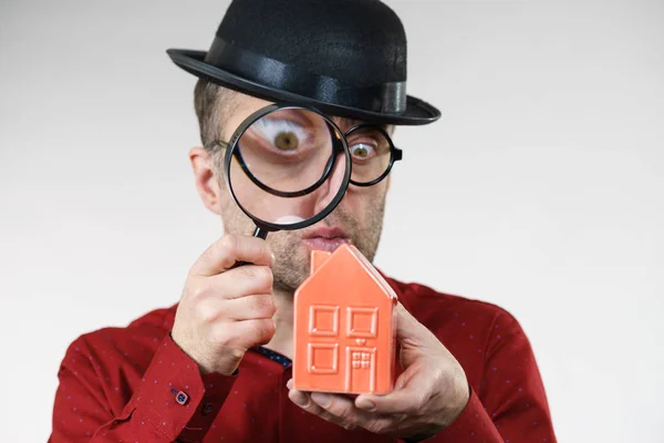 Funny Looking Adult Man Examining Red Model Home Using Magnifying — Stock Photo, Image