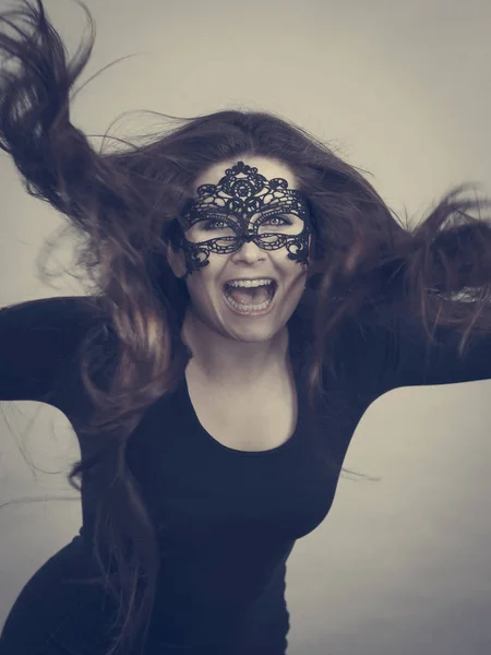 Feliz Mujer Bastante Misteriosa Con Máscara Encaje Ojo Negro Que — Foto de Stock