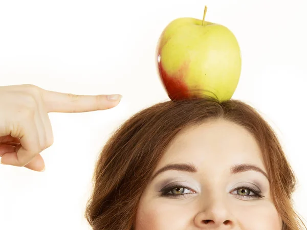 Mulher Jovem Alegre Maquiagem Olhos Femininos Segurando Grande Fruta Maçã — Fotografia de Stock