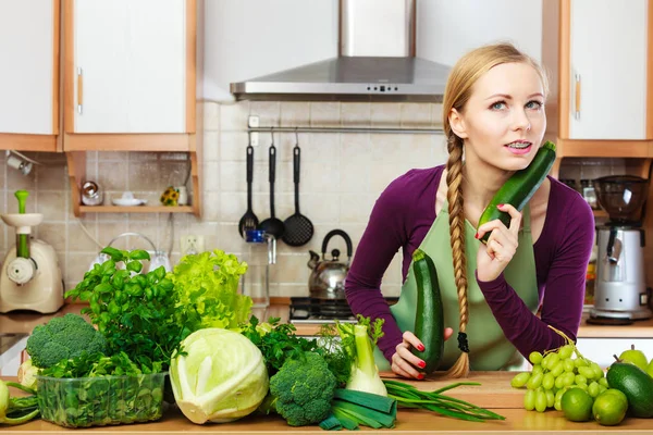 Kvinne Kjøkkenet Med Mange Grønne Bladgrønnsaker Fersk Økologisk Produsert Disken – stockfoto