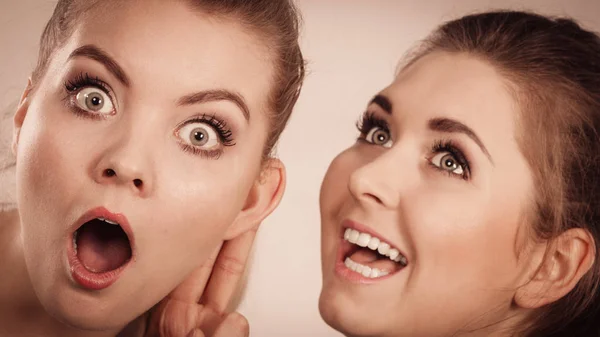 Jonge Vrouw Die Haar Vriendin Geheimen Vertelt Twee Vrouwen Die — Stockfoto