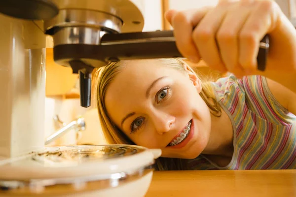 Mutfakta Makineden Sıcak Kahve Yapan Bir Kadın Var Barista Evde — Stok fotoğraf