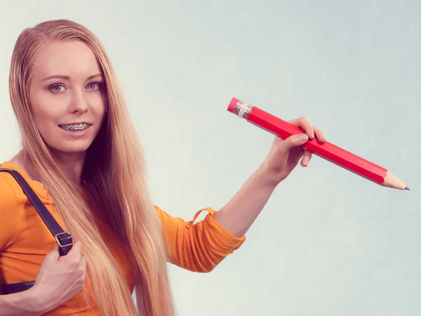 Έφηβος Χέρι Γυναίκα Κρατώντας Μεγάλο Μολύβι Studio Πυροβόλησε Στο Φως — Φωτογραφία Αρχείου