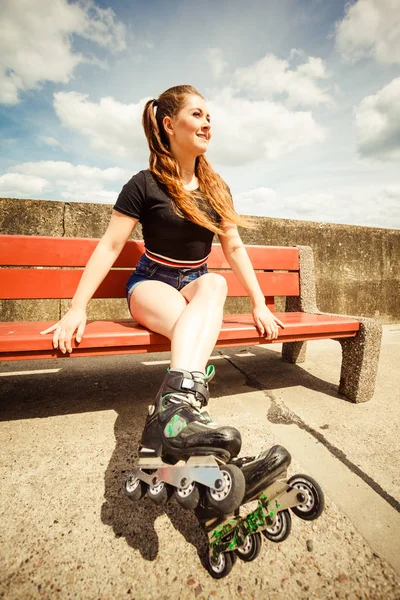 Feliz Joven Alegre Con Patines Sentada Banco Disfrutando Mujer Siendo — Foto de Stock