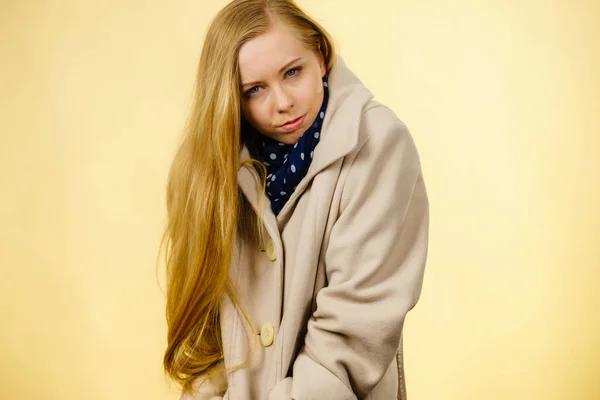 Woman Wearing Autumnal Beige Coat Feeling Cold Fall Overcoats Outfit — Stock Photo, Image