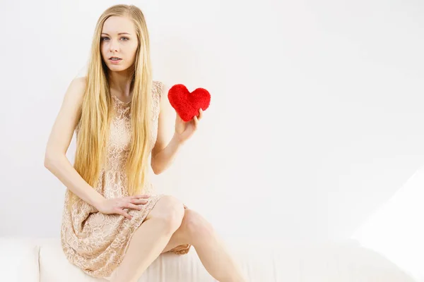 Triste Mujer Solitaria Estando Sola Sosteniendo Forma Del Corazón Rojo — Foto de Stock