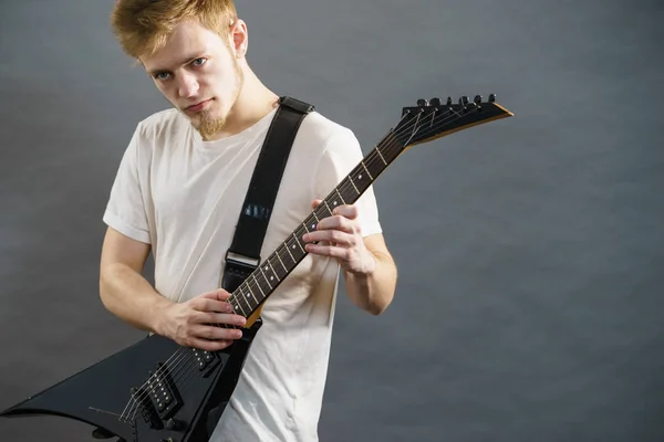 ギグ中にエレキギターで演奏する男 音楽趣味を持つ10代の少年 — ストック写真