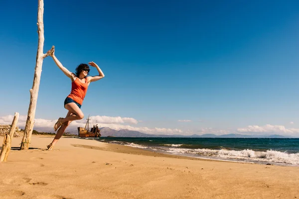 Libertà Viaggio Donna Turista Matura Sulla Spiaggia Godendo Vacanze Estive — Foto Stock