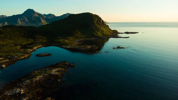 维斯特瓦戈里岛海岸 乌塔克勒夫地点 有风景秀丽的岩石海岸和高山 Lofoten群岛挪威北部 — 图库照片