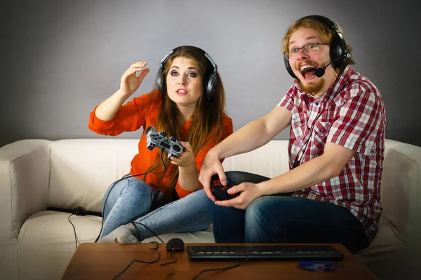Ζευγάρι Απολαμβάνει Ελεύθερο Χρόνο Παίζοντας Βιντεοπαιχνίδια Μαζί Άνδρας Και Γυναίκα — Φωτογραφία Αρχείου