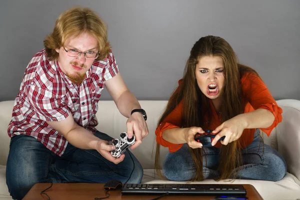 Couple Accro Jouant Des Jeux Vidéo Ensemble Étant Très Émotionnel — Photo
