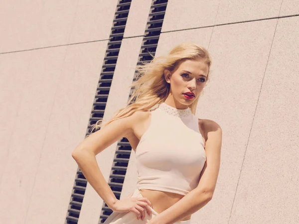 Glamoureuze Vrouwelijke Mode Model Presenteren Casual Elegante Outfit Een Vrouw — Stockfoto