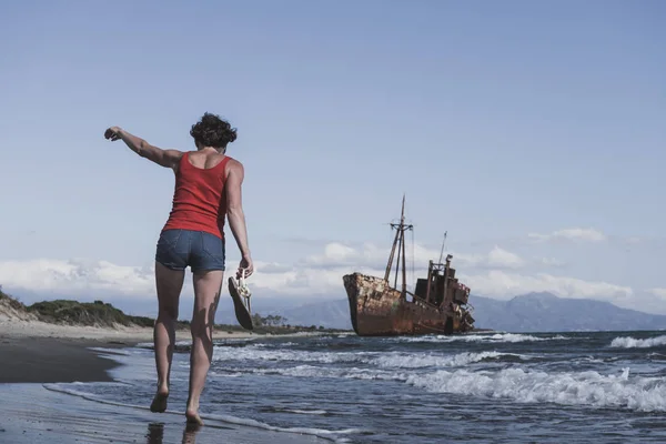 Libertà Viaggio Donna Turista Matura Che Cammina Sulla Spiaggia Godendo — Foto Stock