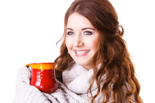 暖かい服を着て女性暖かい飲み物のお茶やコーヒーの素敵な赤いマグカップを保持灰色のセーター 白に隔離された — ストック写真