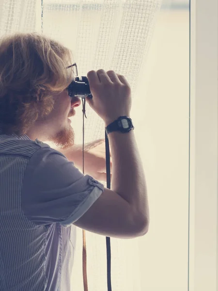 Legrační Chlap Dívá Oknem Pomocí Dalekohledu Sousedů — Stock fotografie