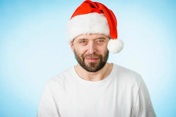 サンタクラスの帽子の肖像画を着てひげを生やした男 クリスマスの時間 — ストック写真