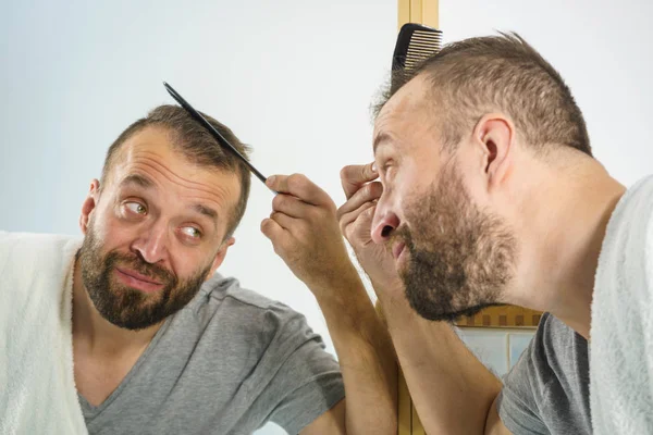 Vuxen Man Står Framför Badrumsspegeln Borsta Sitt Korta Hår Med — Stockfoto