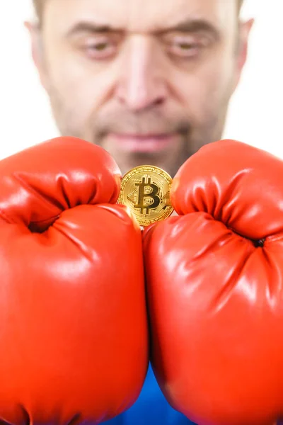 Hombre Con Guantes Boxeo Rojos Sosteniendo Símbolo Bitcoin Concepto Estado — Foto de Stock