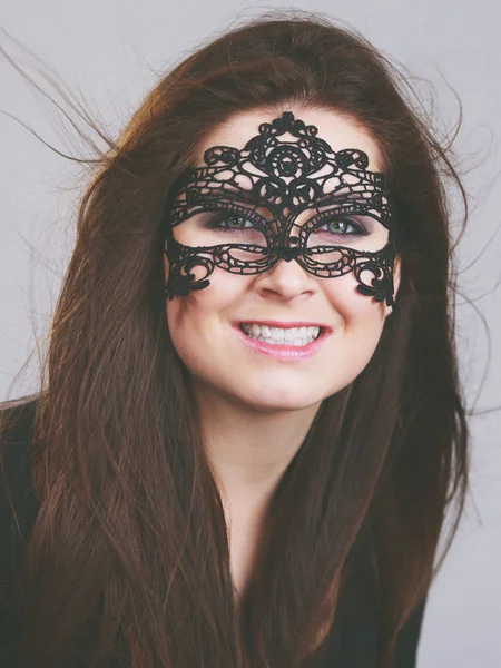 Szczęśliwy Dość Tajemnicza Kobieta Nosi Czarne Oko Koronki Maska Rozczochranych — Zdjęcie stockowe