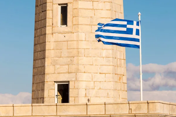 Bandera Griega Faro Cerca Gythio Contra Cielo Azul Laconia Peloponeso —  Fotos de Stock