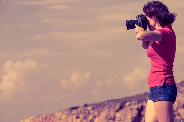 Turizm Tatili Seyahat Doğadaki Kadın Turist Kamerayla Fotoğraf Çekiyor Mani — Stok fotoğraf