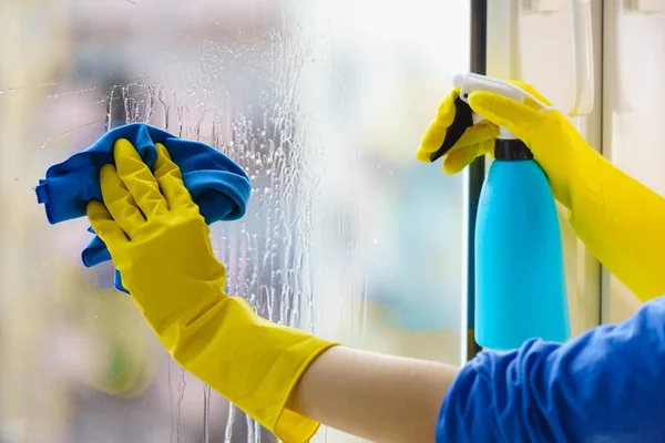 Kvinnlig Hand Gula Handskar Rengöringsfönster Ruta Med Trasa Och Sprayrengöringsmedel — Stockfoto