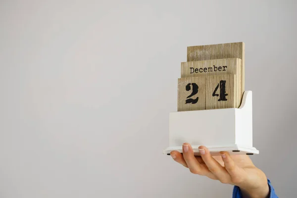 Ženská Ruka Drží Dřevěný Kalendář Vánoční Prosince Datum Sezónní Rekreační — Stock fotografie