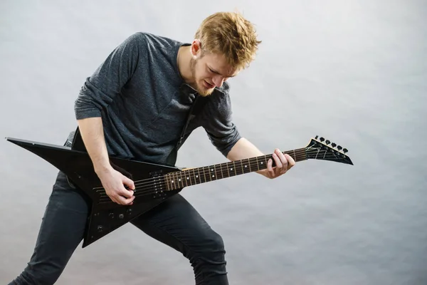 Człowiek Jest Pasjonatem Swojego Hobby Muzycznego Gra Gitarze Elektrycznej Emocjonalnie — Zdjęcie stockowe